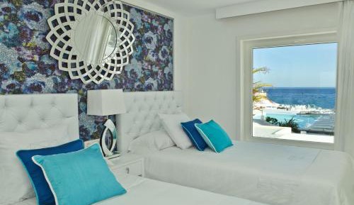 Deluxe 1 bedroom Suite with Hot Tub and Sea View