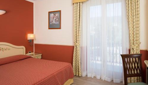Deluxe Double Room with Partial Sea View