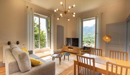 Apartment with Mountain View