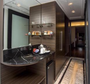 Guest room, 1 King, City view, Atrium Building, Pool access