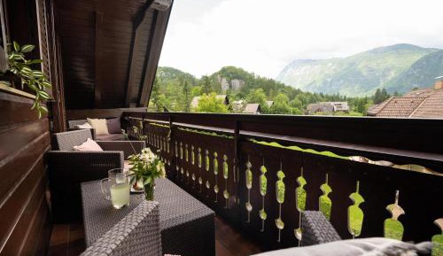 Apartment with Mountain View