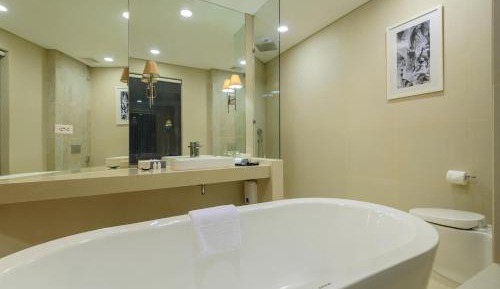 Premier Suite One Bedroom Pool View with Bathtub