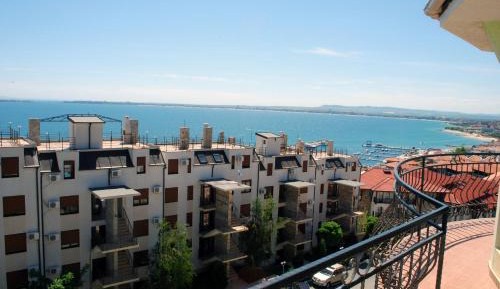 One-Bedroom Apartment with Sea View