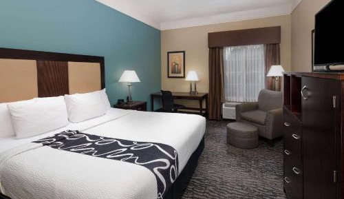 Deluxe King Room - Mobility and Hearing Impaired Access/Non-Smoking