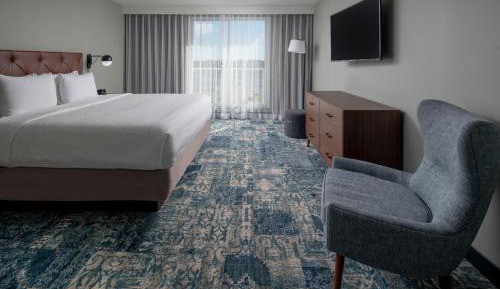 One-Bedroom Deluxe King Suite with Sofa Bed and Roll-in Shower - Mobility Accessible