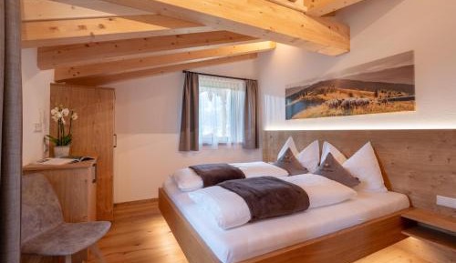 Two-Bedroom Apartment with Shower 