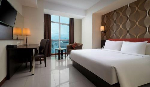 Deluxe Queen Room with City View - Smoking