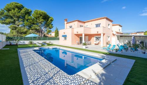 Villa with Garden View