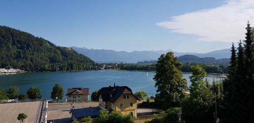 Apartment with Lake View