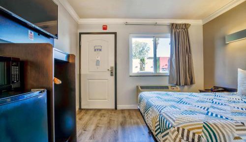King Room with Roll-in Shower - Disability Access - Non-Smoking