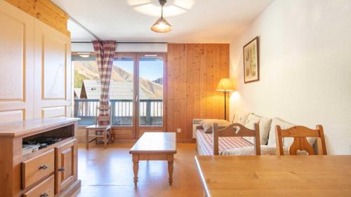 Apartment with Mountain View