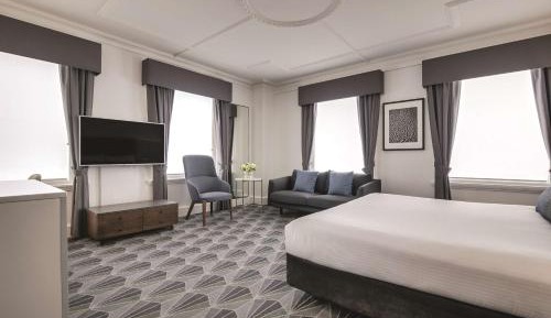 Corner Plaza King Room