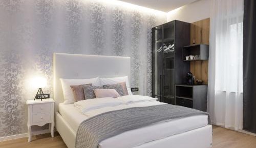 Deluxe Queen Suite