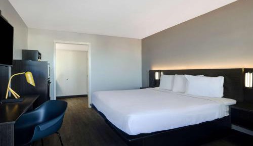 King Room with Roll-in Shower - Disability Access - Non-Smoking