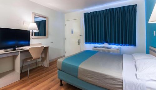 Queen Room - Disability Access - Non-Smoking