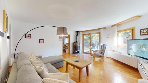 Apartment with Mountain View