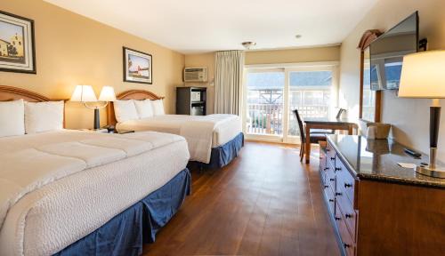 Deluxe Queen Room with Two Queen Beds (Patio)