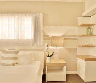 King Room with Roll-In Shower - Disability Access