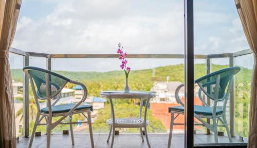 Club Room with Balcony
