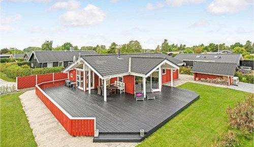 Three-Bedroom Holiday Home 