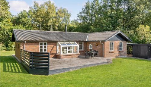 Three-Bedroom Holiday Home 