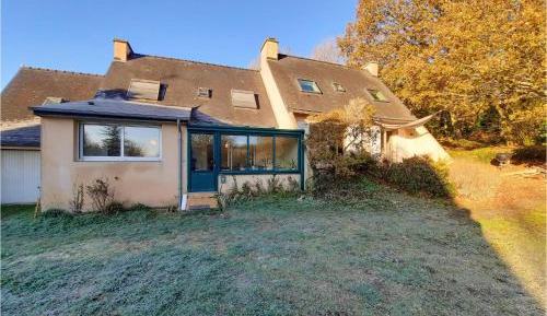 Three-Bedroom Holiday Home 