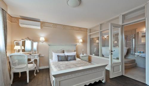 Deluxe Suite with Spa Bath