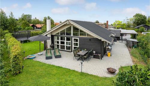 Three-Bedroom Holiday Home 