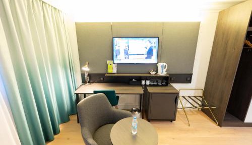 Premium Queen Room with Harbor View
