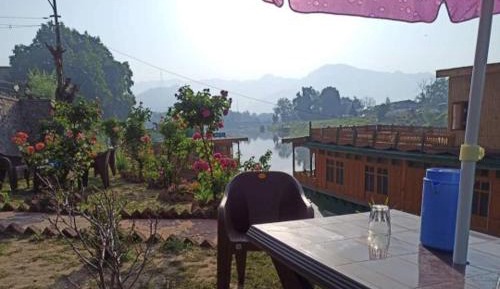 Deluxe Double or Twin Room with Lake View