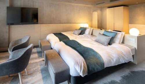 Premium Hollywood Twin Room with Living Area and Semi Open-Air Bath