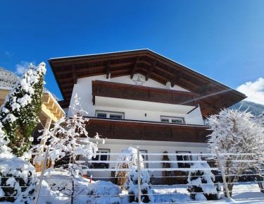 Apartment with Mountain View