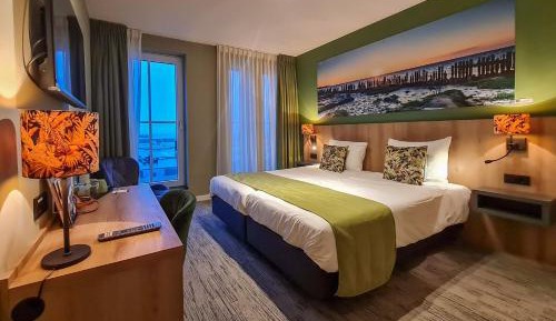 Standard Queen Room with Sea View