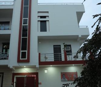 Deluxe Double Room (2 Adults + 1 Child)