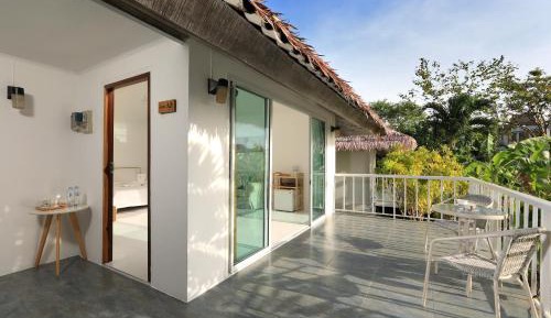 Deluxe Double Room with Side Sea View