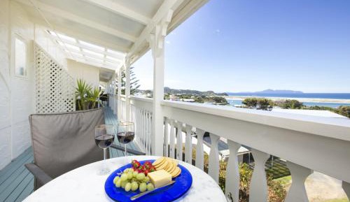 Beachcomber B&B Queen Room with Sea View