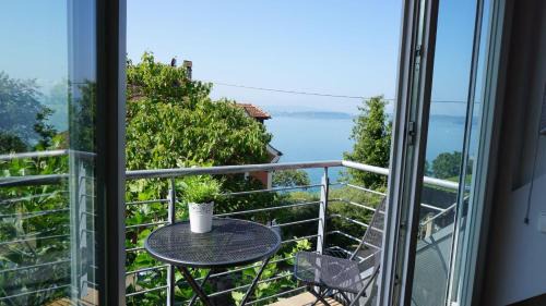 Apartment with Lake View