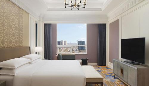 Deluxe, Guest room, 1 King, City view