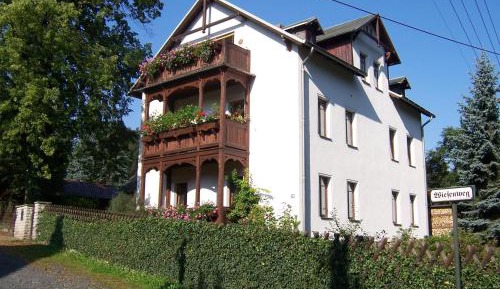 One-Bedroom Apartment with Shower