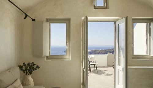 Serenity Suite with Plunge Pool and Caldera View