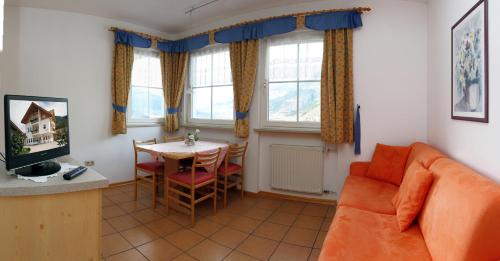 Apartment with Balcony and Valley View 