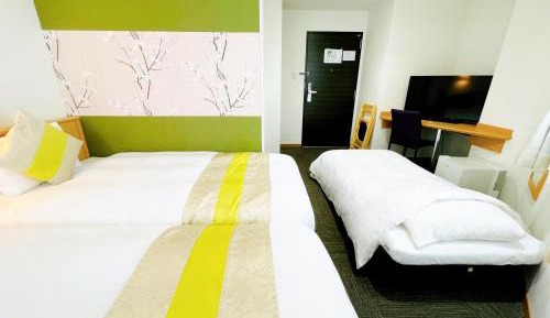 Compact Triple Room - Non-Smoking