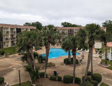 Apartment with Pool View 