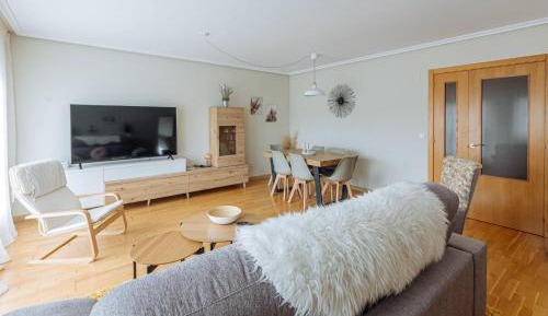 Apartment with Mountain View