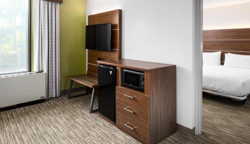 King Room - Mobility Access/Roll in Shower - Non-Smoking