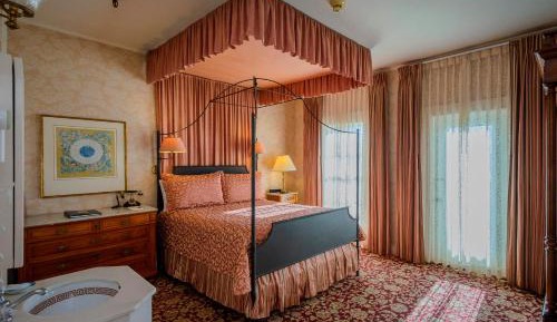 Deluxe Queen Room