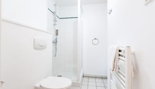 Studio 3 People with Kitchenette