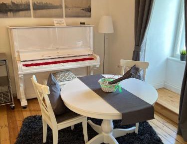 Bluethner Apartment