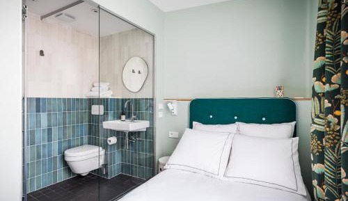 Single Room - La petite Amie