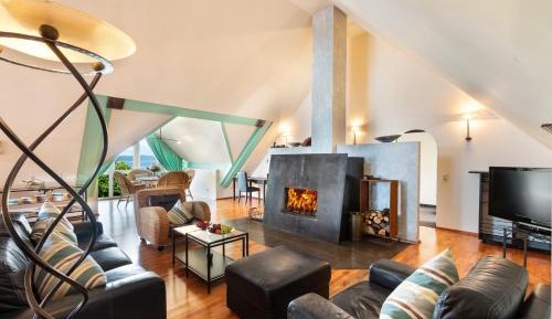 Queen Suite with Lake View